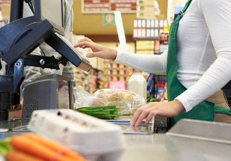 Скандал в супермаркете Черкасс: кассир отказалась обслуживать покупателя на украинском языке