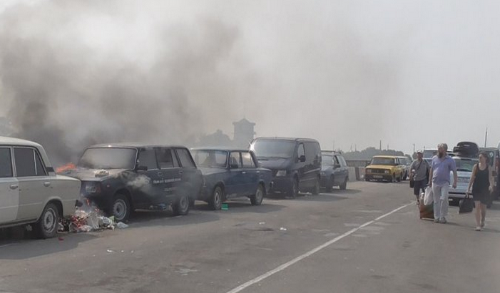 На админгранице с Крымом из-за пожара сгорели два автомобиля