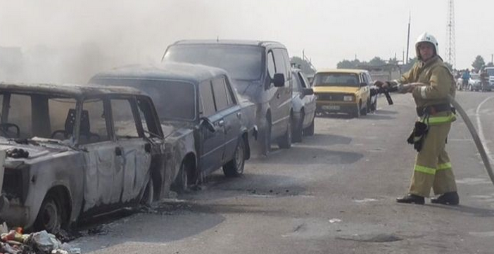 На админгранице с Крымом из-за пожара сгорели два автомобиля