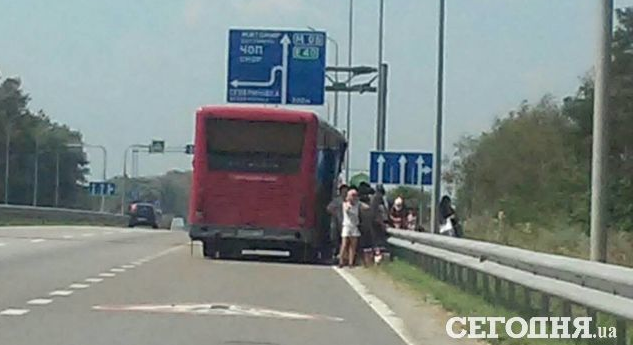 На трассе Киев-Житомир автобус с пассажирами опрокинул грузовик