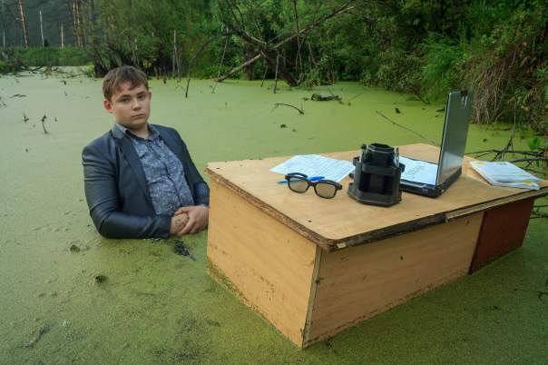 "Офисное болото": школьник устроил креативную фотосессию