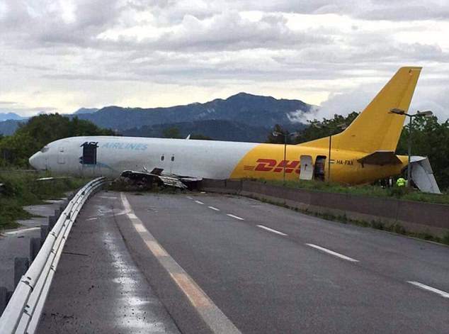 В Италии самолёт врезался в кольцевую дорогу