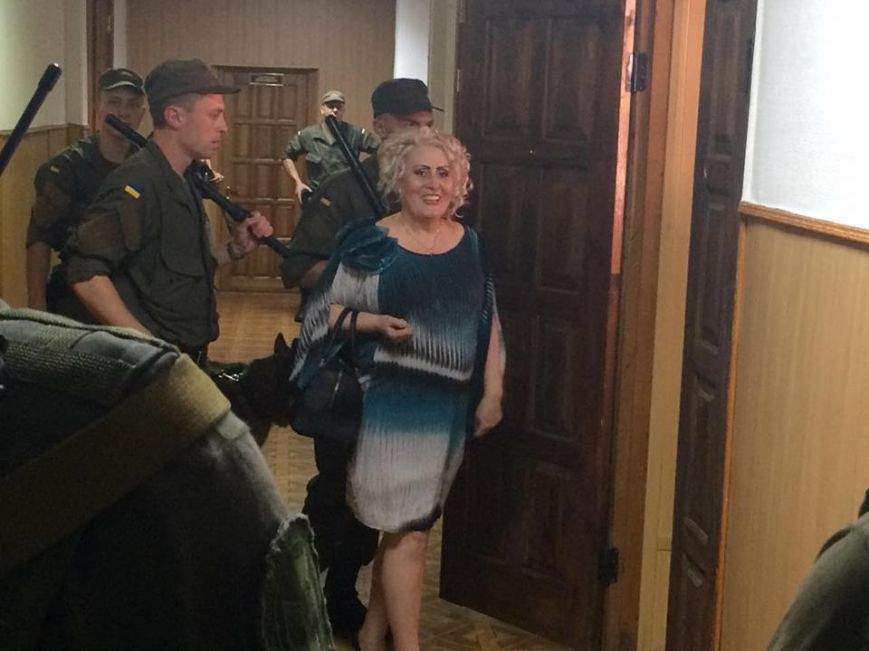 В Харьковском суде Штепа призналась в любви журналистам и послала им воздушный поцелуй
