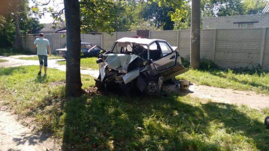 В Харькове пьяный водитель с разгону впечатался в бетонный столб