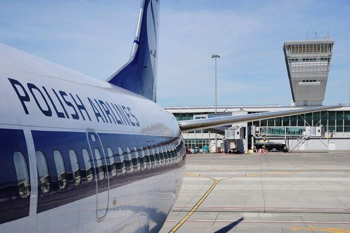 Из варшавского аэропорта эвакуировано около 750 человек из- за оставленного багажа