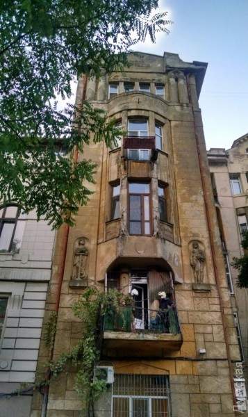 В центре Одессы обрушилось несколько балконов с дома, который является памятником архитектуры