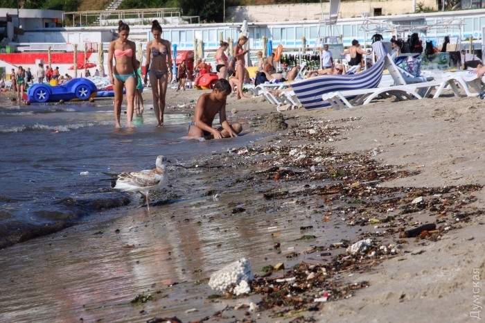 Городской пляж в Одессе стал похож на свалку
