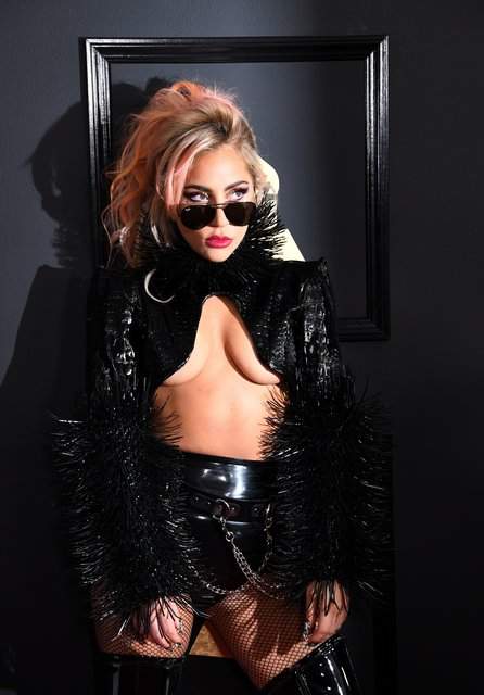 Леди Гага показала грудь на премии "Грэмми" (Фото)