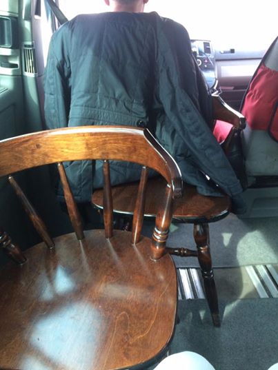 В Казахстане на вызов приехало такси Uber с деревянными стульями