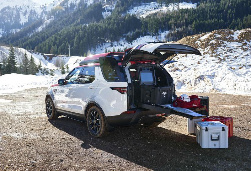 Land Rover выпустила версию джипа Discovery со штатным беспилотником