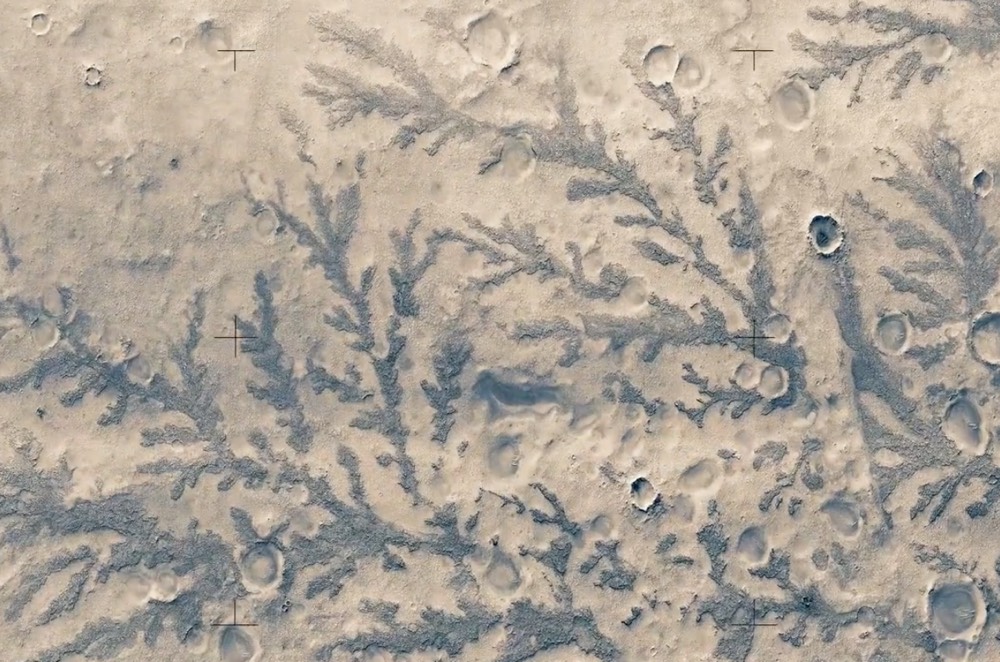 Завораживающее видео поверхности Марса собирали три месяца вручную