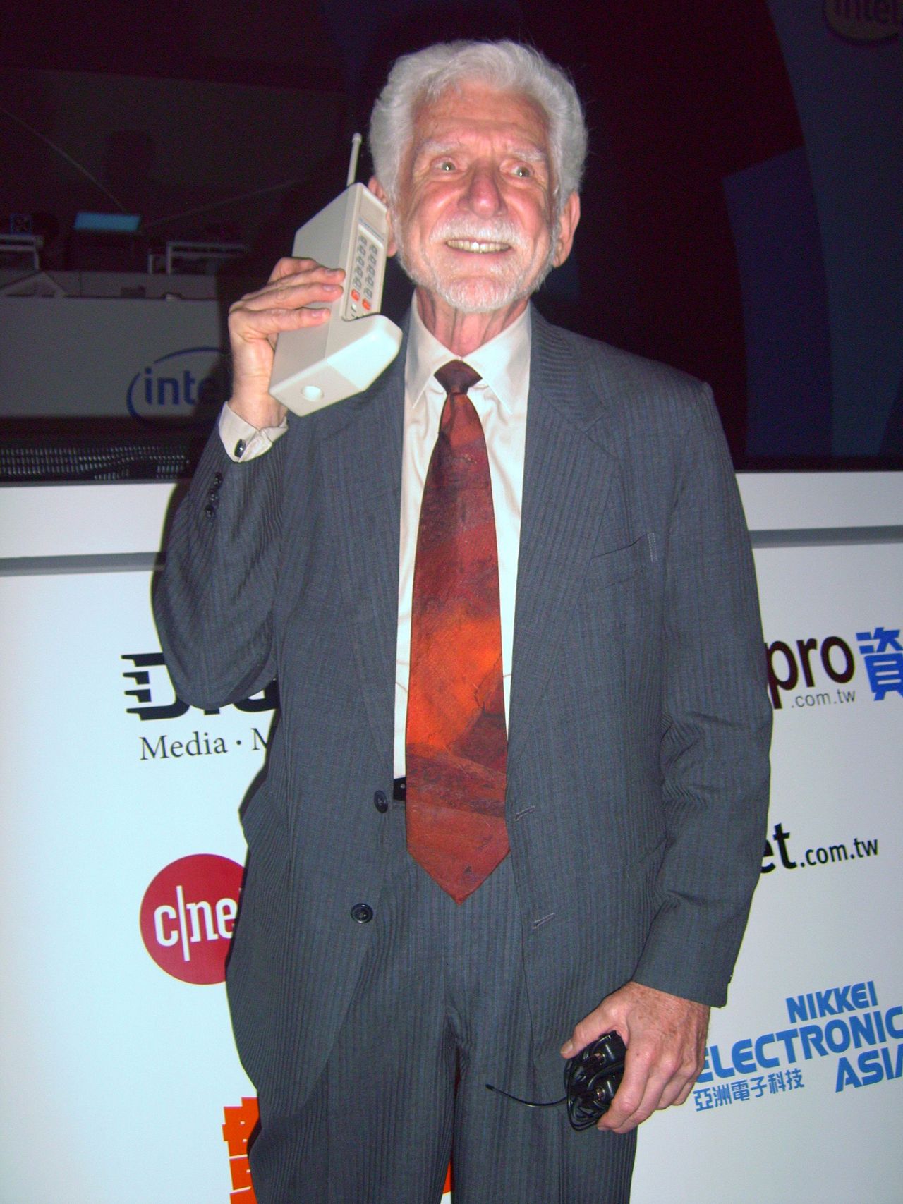 44 года с анонса первого в мире портативного сотового телефона, — инфографика от Motorola