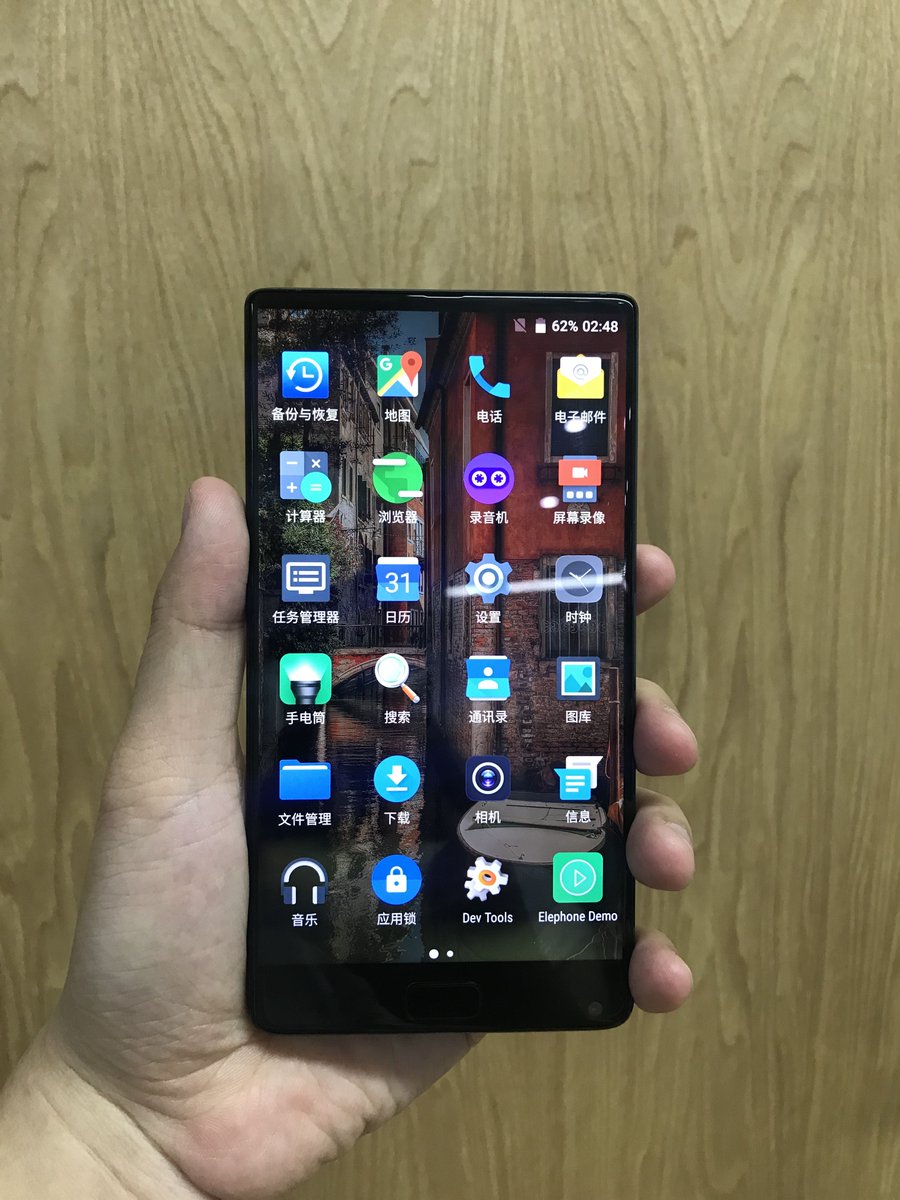 Elephone показала на фото безрамочного конкурента Xiaomi Mi MIX
