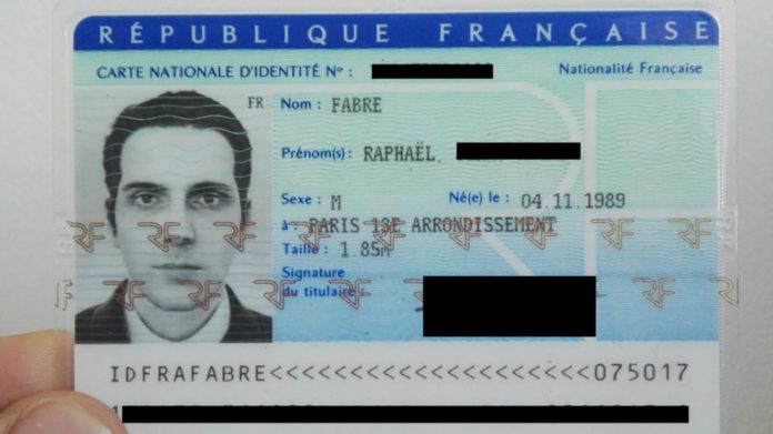 Французский художник использовал 3D-модель своего лица вместо фото для получения паспорта