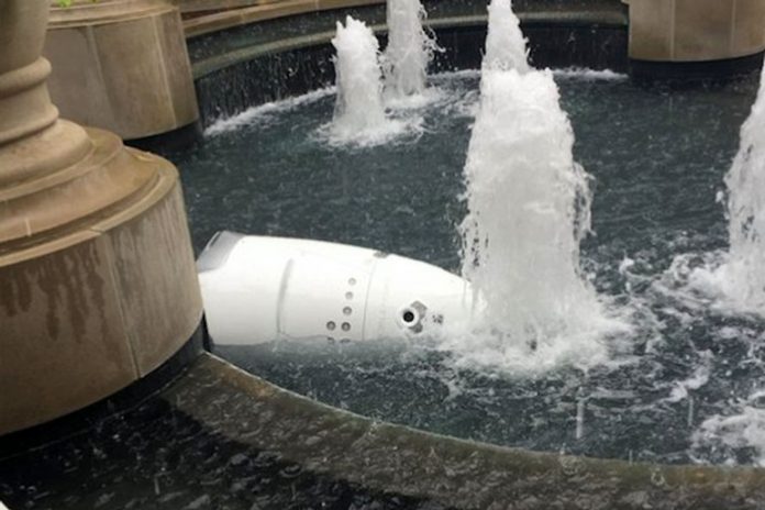 Робот-охранник офисного центра Вашингтона утопился в фонтане