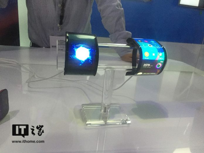 Lenovo показала концепт гибкого смартфона
