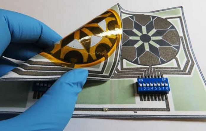 Создан аккумулятор из бумаги, заряжающийся от слюны