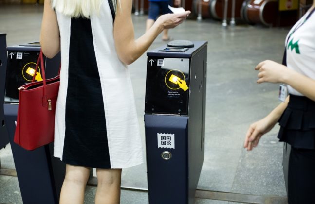 Первая станция киевского метро получила QR-коды как альтернативу жетонам