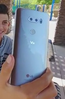 Появились живые фото смартфона LG V30