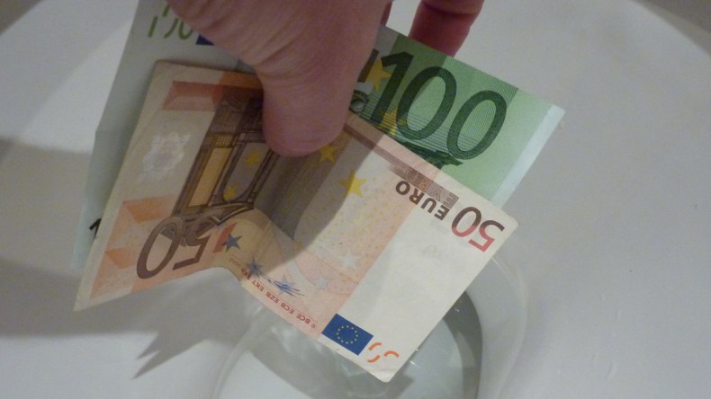 Женевские сантехники обнаружили в канализации десятки тысяч евро