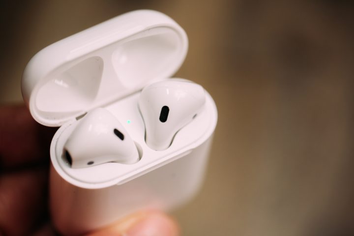 Apple представила зарядный кейс для AirPods с режимом беспроводной зарядки