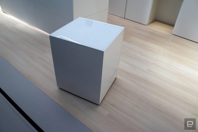 Panasonic показала холодильник, который приезжает на голос