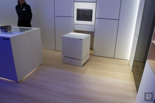 Panasonic показала холодильник, который приезжает на голос