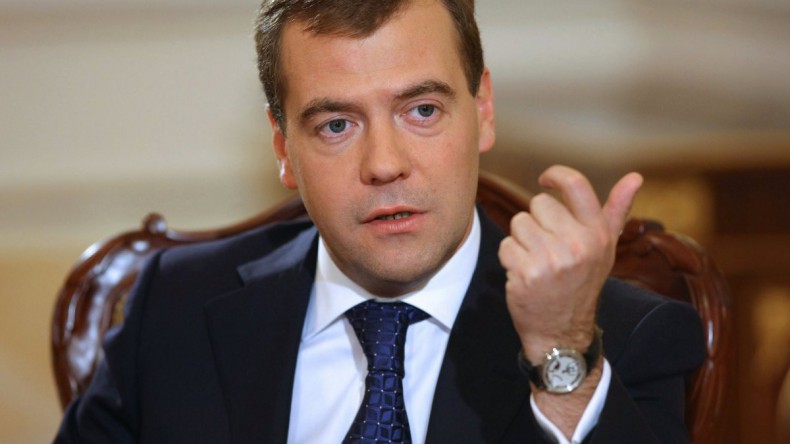 Под Дмитрием Медведевым закачалось кресло