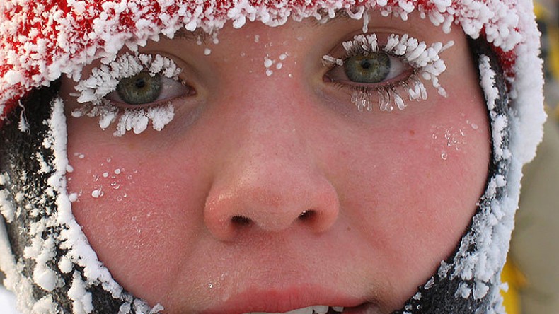 В России учителя вывели на мороз детей в сандаликах и платьицах