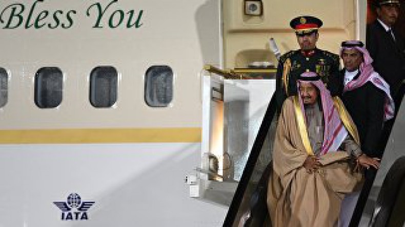 Это Россия: трап-эскалатор сломался во время выхода короля Саудовской Аравии из самолета