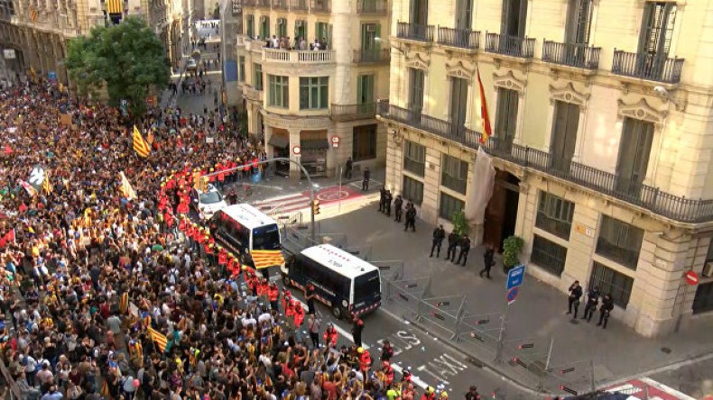 Каталония: обманутые пожарные встали стеной между полицейскими и протестующими