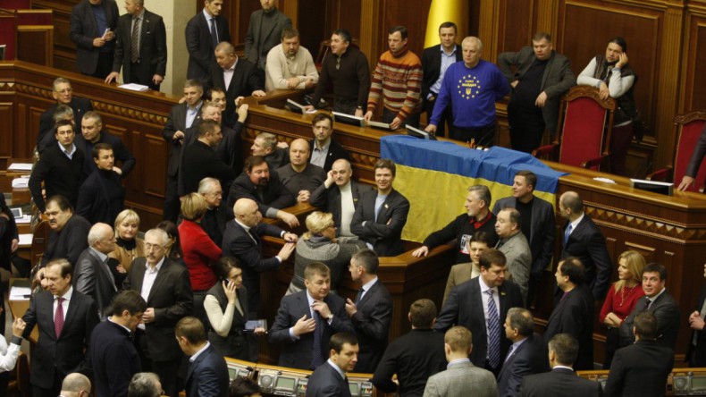 Депутат Верховной рады Украины бросил дымовую шашку на заседании