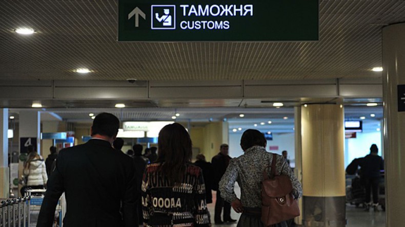 Сотрудники аэропорта «Домодедово» потрошат вещи  пассажиров