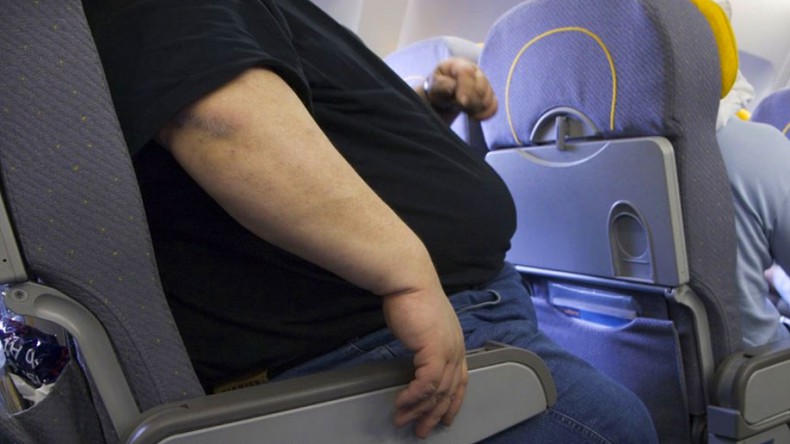 Авиакомпании начнут взвешивать толстых пассажиров