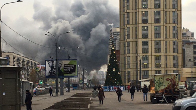 В Петербурге горящие склады тушат 15 пожарных расчетов