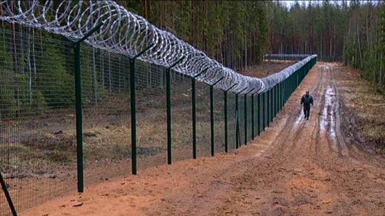 Двухметровый забор на границе Крыма с Украиной закончат строить к лету