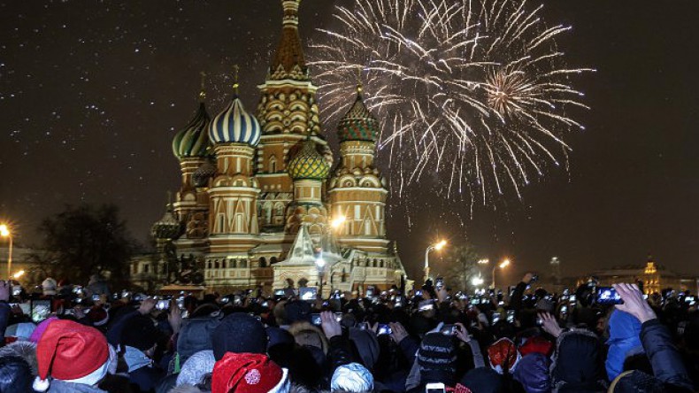 Россиянам порекомендовали меньше праздновать и больше работать