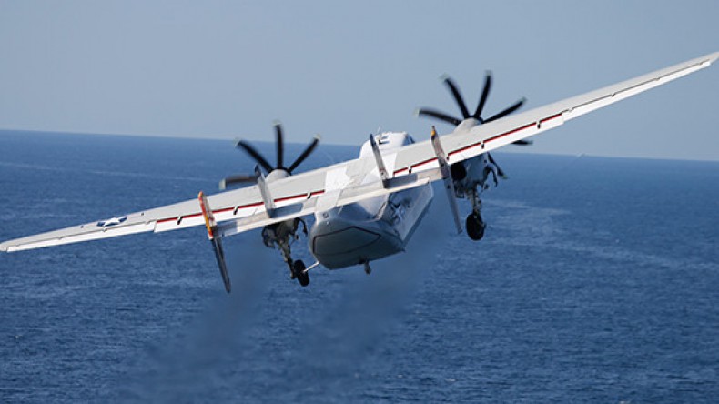 8 человек спасены, трое пропали без вести после крушения самолета ВМС США