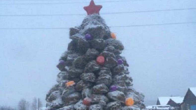 В Якутии слепили новогоднюю елку из навоза