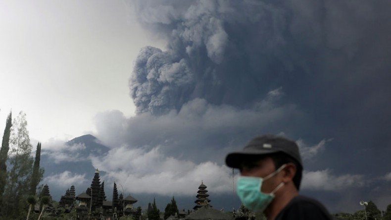Из-за извержения вулкана Агунг закрыт главный аэропорт Бали