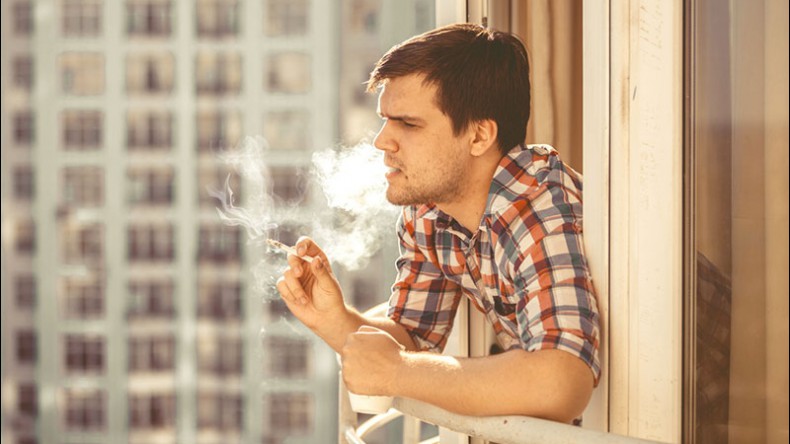 В России с курящих на балконе соседей можно будет взыскать компенсацию