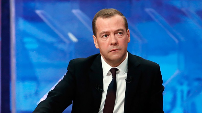 Медведев посоветовал хранить сбережения в рублях