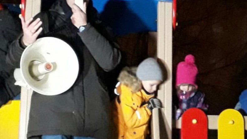 Навальный залез на детскую горку, чтобы пообщаться с жителями Саратова