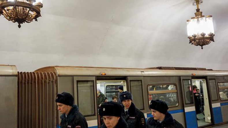 В Петербурге ищут пассажира, ехавшего в метро с гранатометом