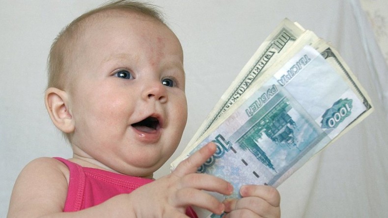 Минтруд назвал сумму ежемесячной выплаты на первого и второго ребенка