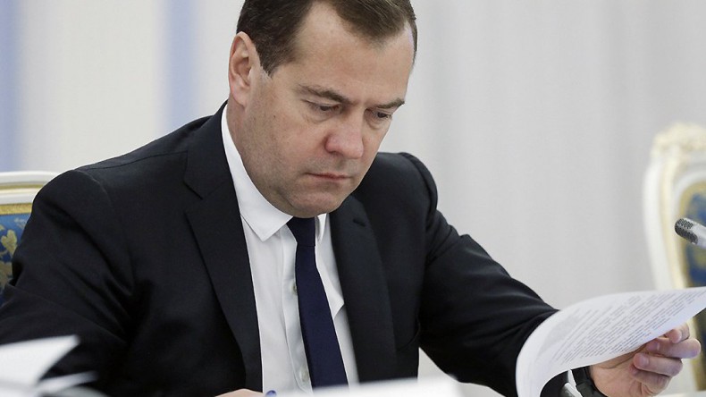 Медведев подписал распоряжение о доплате к пенсиям