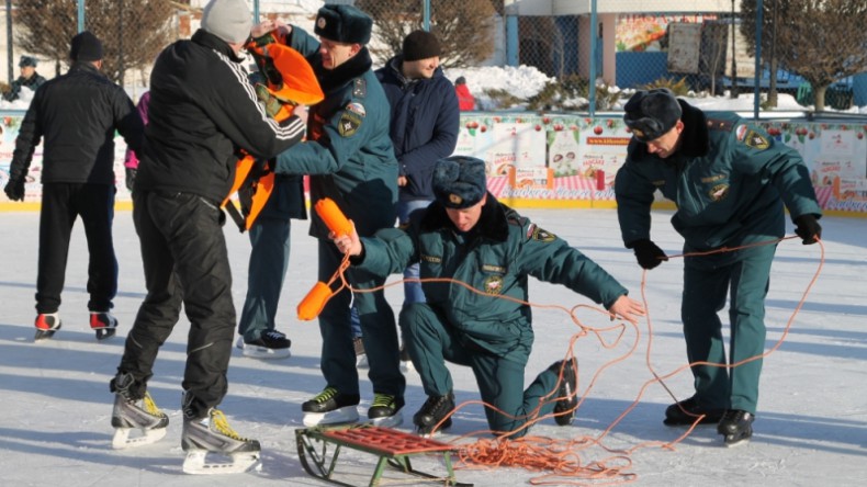 Спасателей Москвы учат кататься на коньках