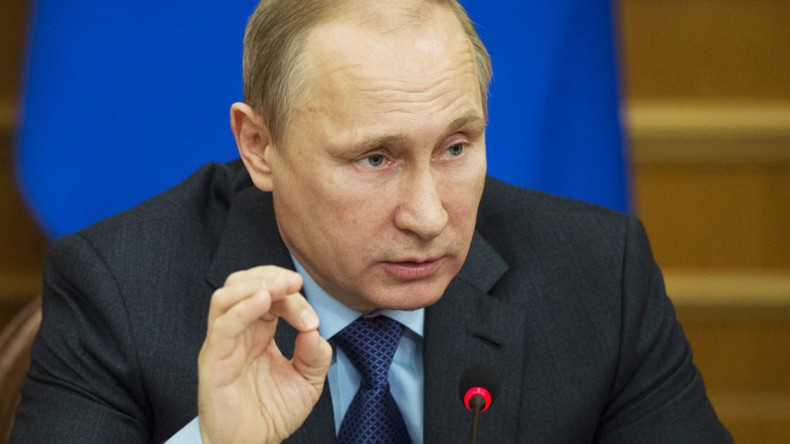 Путин поручил следить за вмешательством иностранцев в выборы через интернет