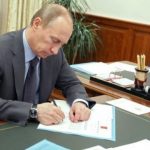 Путин подписал закон о создании реестра коррупционеров