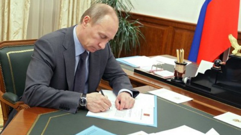 Путин подписал закон о создании реестра коррупционеров
